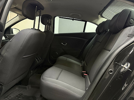 Renault Fluence 1.6 MT (106 л.с.) 2010