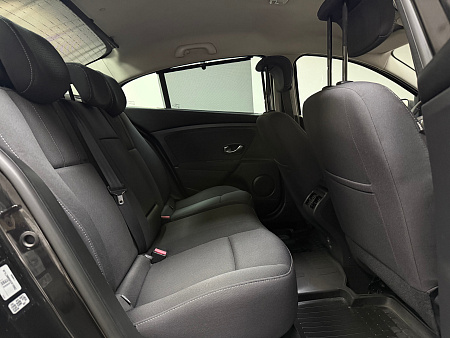 Renault Fluence 1.6 MT (106 л.с.) 2010