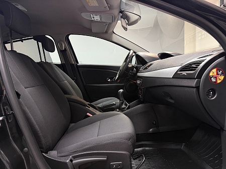 Renault Fluence 1.6 MT (106 л.с.) 2010