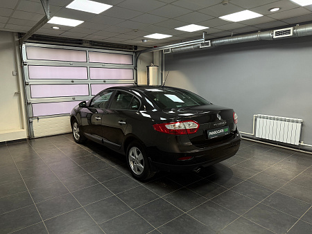 Renault Fluence 1.6 MT (106 л.с.) 2010